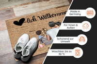 Thumbnail for Hier leben, lieben & streiten - Personalisierte Fußmatte mit der ganzen Familie (1-4 Kinder)